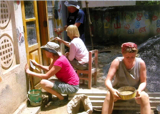 SERVE-Sri-Lanka-Group-Volunteering-construction-wall-painting