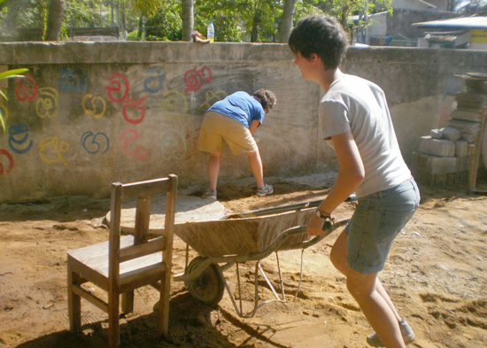 SERVE-Sri-Lanka-Group-Volunteering-construction