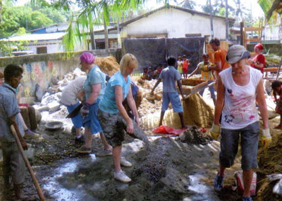 SERVE-Sri-Lanka-Group-Volunteering-construction