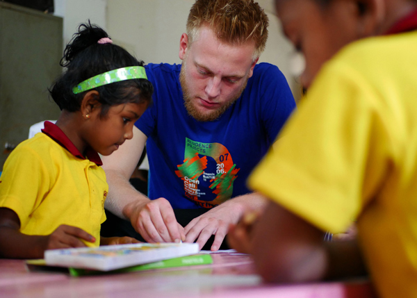 SERVE-Sri-Lanka-Youth-Volunteer-Art-in-pre-school