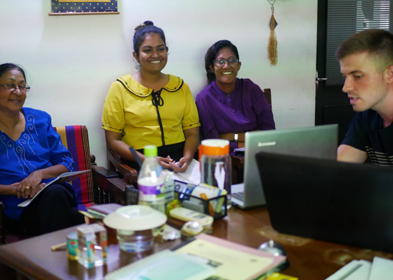 SERVE-Sri-Lanka-Youth-Volunteer-Staff-teaching